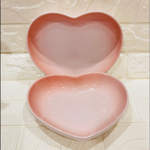 Le Creuset Heart Curved Dish Set of 2 - Picture 1 of 5